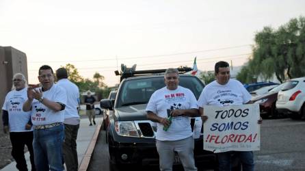 Miembros de la caravana Todos Somos Florida, posan a su llegada a la Iglesia Presbiteriana del Sur, el 26 de junio de 2023 en Tucson, Arizona (EEUU).