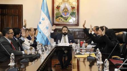 El presidente del Congreso Nacional,l Luis Redondo, junto a los integrantes de la Comisión Permanente del Parlamento sesionan antes de designar al nuevo fiscal general del Estado y fiscal general adjunto, en Tegucigalpa.