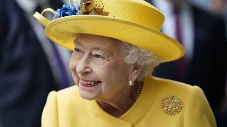 ¿Qué hacía exactamente la reina? Antes de bajar el ritmo a los 95 años por motivos de salud, Isabel II dio 42 veces la vuelta al mundo y asistió cada año a cientos de actos, recepciones, inauguraciones y entregas de medallas.