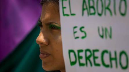 Una mujer que participa en una manifestación para exigir el aborto legal.