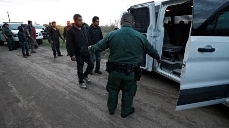 Agentes capturan a migrantes en la frontera de Texas con México. EFE/Larry W. Smith
