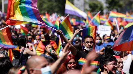Personas mientras participan en la Marcha del Orgullo en apoyo a la comunidad LGTBI del país, por las calles de Santiago.