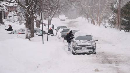 Las fuertes nevadas dejaron atrapadas a decenas de personas en sus autos, provocando la muerte de varias personas.