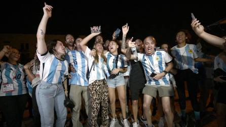 Muchos hinchas argentinos viajaron a Qatar para apoyar a la Albiceleste en el Mundial.