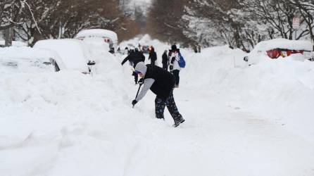 Las autoridades de Nueva York habilitaron centros con alimentos para las personas que no han podido salir a realizar compras por la tormenta invernal.