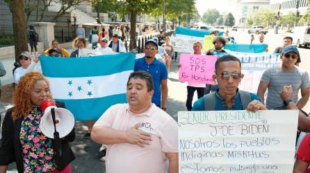 La representante del grupo étnico hondureño de los misquitos, Beginia Mackpal, habla por megáfono junto al presidente de la Fundación 15 de septiembre, Juan Flores, durante una marcha a favor de los inmigrantes hondureños celebrada este lunes en Washington (EE. UU).