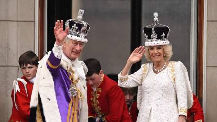 Carlos III y su esposa Camila saludan desde el Palacio.