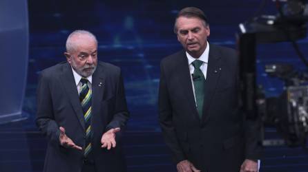 El ex mandatario progresista Luiz Inácio Lula da Silva y el ultra derechista Jair Bolsonaro participaron ayer en el primer debate presidencial de cara a la segunda vuelta de las elecciones presidenciales de Brasil.