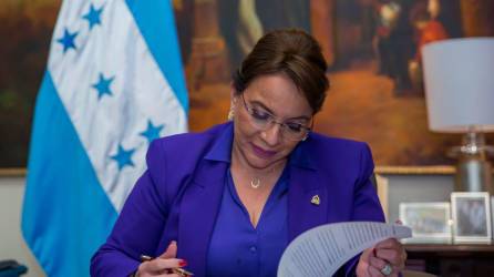La presidenta de Honduras, Xiomara Castro, firmando el documento de la PAE.