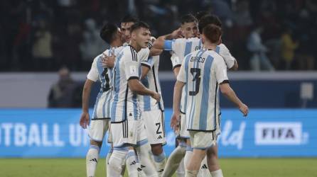 Argentina logró una ajustada victoria ante Uzbekistán en su debut en el Mundial.