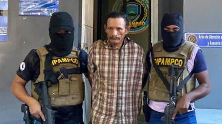 Vega, custodiado por agentes de la Dipampco en San Pedro Sula.