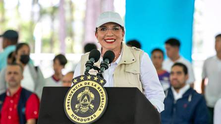 La presidenta de Homduras, Xiomara Castro durante la inauguración de una cancha deportiva en Valle de Ángeles, Francisco Morazán.