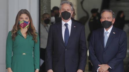 El secretario de Estado de Estados Unidos, Antony Blinken (c), posa junto al presidente de Panamá, Lauretino Cortizo (d), y la canciller panameña Erika Mouynes, hoy, en el Palacio Presidencial, en Ciudad de Panamá (Panamá). EFE/Carlos Lemos