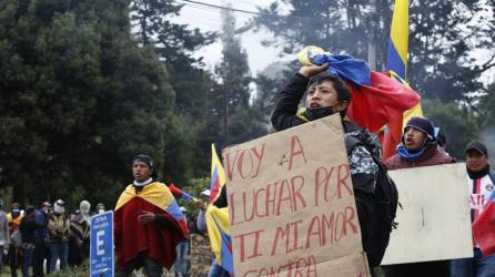 Manifestantes protestan en los alrededores de la Casa de la Cultura hoy, en el día 12 de protestas indígenas, en Quito (Ecuador).