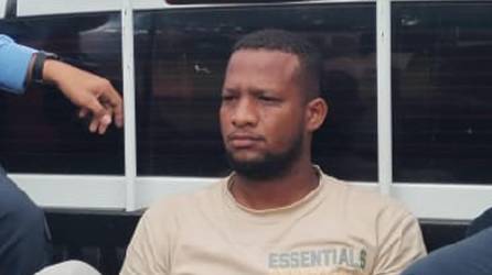 Erick Fulgencio Mota en una patrulla de la Policías de Honduras después de ser capturado.