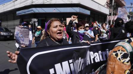 Organizaciones feministas conmemoran el Día de la mujer hondureña exigiendo el fin de la violencia, donde unas 300 murieron violentamente en 2022, y marchando hasta donde tiene lugar la instalación del segundo período de sesiones del Parlamento, hoy en Tegucigalpa.