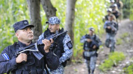 Miembros del Ejército y la Policía Nacional Civil (PNC) de El Salvador durante el cerco que desde la madrugada de hoy ejercen en el departamento de Cabañas.