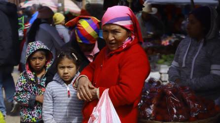 Las bajas temperaturas provocadas por una cuña de alta presión han obligado a los pobladores del departamento de Intibucá a sacar sus suéteres.