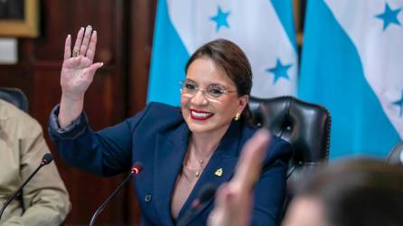 La presidenta de Honduras, Xiomara Castro, durante una reunión con funcionarios de su gabinete de Gobierno, en Casa Presidencial.