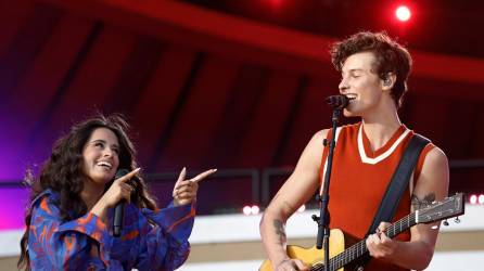 La cantante estadounidense Camila Cabello y el cantautor canadiense Shawn Mendes.