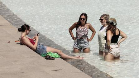 La ola de calor que golpea desde hace días al sur de Europa por la entrada de una masa de aire cálido del Sáhara se dirige ya a Francia y Reino Unido, donde el lunes podrían registrarse temperaturas récord, mientras sigue castigando a España y Portugal con temperaturas superiores a los 40 grados y numerosos incendios forestales.