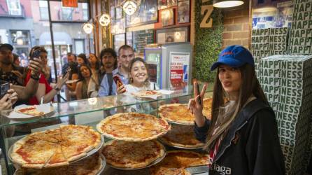 La cantante y compositora argentina, Nathy Peluso, reparte pizza en la pizzería Prince St para promocionar su nuevo álbum 'Grasa', este jueves en Nueva York (Estados Unidos).