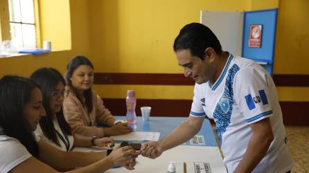 Una persona acude a votar para la segunda vuelta de las elecciones presidenciales hoy, en Ciudad de Guatemala (Guatemala).