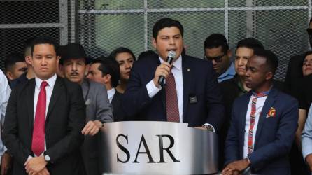 Marlon Ochoa, director del SAR, en conferencia de prensa afuera del Ministerio Público.