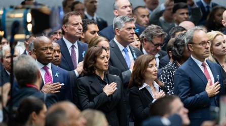 El alcalde de la ciudad de Nueva York, Eric Adams, la vicepresidenta estadounidense Kamala Harris y Kathy Hochul, gobernadora de Nueva York, en el Memorial Nacional del 11 de Septiembre durante una ceremonia anual para conmemorar el 22º aniversario de los ataques terroristas a las torres gemelas.