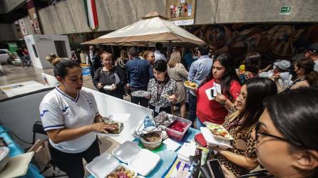 La migrante originaria de Honduras Lilia Mejilla prepara alimentos en la Feria Internacional Gastronómica y Cultural, el 6 de septiembre de 2022 en Tijuana, Baja California.
