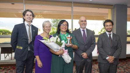 La defensora y activista por los derechos humanos, Norma Carías Montiel, es la ganadora del Premio Tulipán de los Derechos Humanos 2023 por su labor extraordinaria y compromiso en la lucha por los derechos sexuales y la salud reproductiva de mujeres y niñas en La Ceiba.