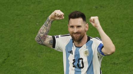 Lionel Messi de Argentina celebra un gol hoy, en la final del Mundial de Fútbol Qatar 2022 entre Argentina y Francia en el estadio de Lusail (Catar).