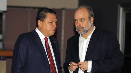 El fiscal de la Unidad Fiscal Especial contra Redes de Corrupción (Uferco) del Ministerio Público, Luis Javier Santos (i), habla con Lucas Valderas Martos (d), abogado sin fronteras Canadá, durante un foro este jueves, en Tegucigalpa (Honduras).