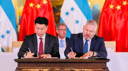 El embajador de la República Popular China, Yu Bo, firma el convenio junto al Canciller de Honduras, Eduardo Enrique Reina.