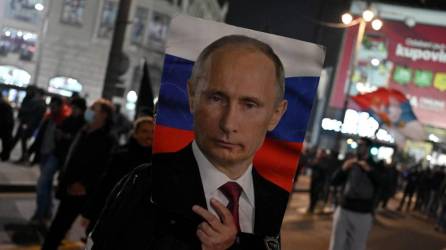 Pancarta con el rostro de Vladimir Putin en Rusia.