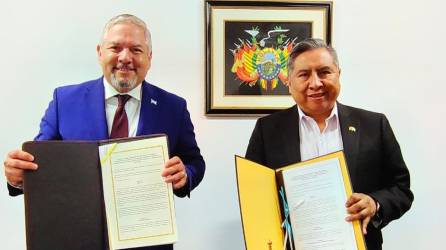 El Canciller hondureño Enrique Reina,y el ministro de Relaciones Exteriores de Bolivia, Rogelio Mayta, firmaron el acuerdo.