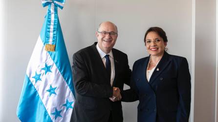Ilan Goldfajn, presidente del Banco Interamericano de Desarrollo (BID), y la presidenta hondureña, Xiomara Castro.