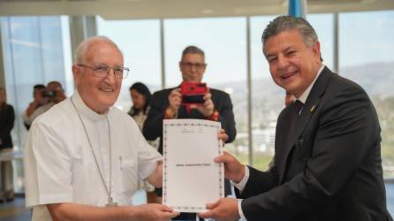 Ángel Garachana posa junto al ministro de Gobernación, Tomás Vaquero.