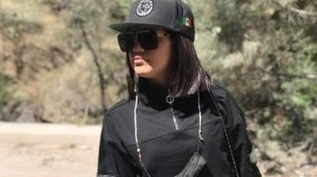 Una joven exhibe en sus cuentas de redes sociales que logró entrar a las filas de una facción del cartel de Sinaloa, lideraro por el Mayo Zambada.