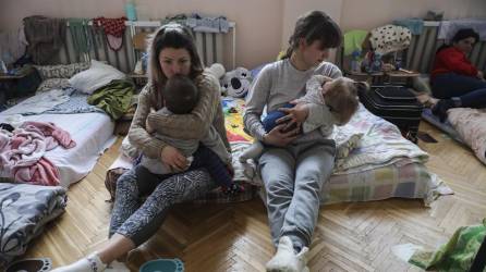 Dos madres y sus hijos descansan en una escuela infantil en Pustomyty, cerca de Leópolis, en el oeste de Ucrania, habilitada como refugio.