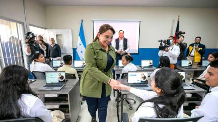 Fotografía muestra a la presidenta Xiomara Castro saludando a niños hondureños en el inicio de clases escolares, este jueves 1 de febrero de 2024.
