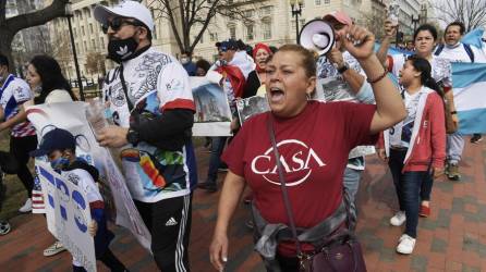 Imagen de archivo de activistas e inmigrantes hondureños durante una marcha rumbo a la Casa Blanca en Washington, D.C (EE.UU).