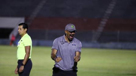 Ninrod Medina, DT del Motagua, celebró con euforia el gol de la victoria de Juan Delgado ante Vida.