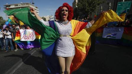 Miembros y simpatizantes de la comunidad LGBTI participan en la Marcha anual.
