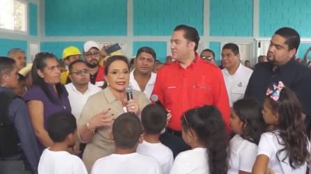 La presidenta de Honduras, Xiomara Castro, en la inauguración de la planta potabilizadora en San Francisco de Becerra, Olancho.