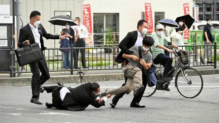 Agentes de seguridad mientras detienen al supuesto agresor de Shinzo Abe, muerto hoy por disparos en Nara. EFE