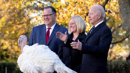 El presidente de EE.UU., Joe Biden, perdona dos pavos durante el Día de Acción de Gracias en la Casa Blanca, en Washington (EE.UU.), ayer 19 de noviembre de 2021.
