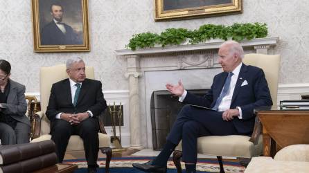 El presidente de EE.UU.,Joe Biden (d), se reúne con su homólogo mexicano, Andrés Manuel Lopez Obrador (i), este 12 de julio de 2022, en la Casa Blanca, en Washington.