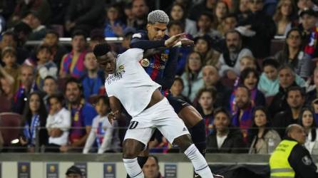 Araujo y Vinicius durante el encuentro disputado en el Spotify Camp Nou.