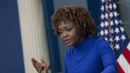 La portavoz de la Casa Blanca, Karine-Jean Pierre, tildó de “inaceptables y peligrosos” los traslados de migrantes a otros estados.